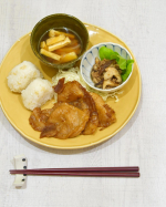 今日のごはん🌸＊豚の生姜焼き＊椎茸とツナのポン酢和え＊油揚げのお味噌汁＊もち麦ごはんワンプレートご飯にすると食事量も調整できるし、洗い物も少なくて済むしイイコト&hellip;のInstagram画像