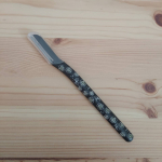 グレーでシックな色合いですが、花柄で可愛いかみそりなので、見えるところに置いてあっても全然問題なさそうです。先端にガードが付いているので、先端が肌に当たっても全然痛くないですし、よく剃れるので使い心&hellip;のInstagram画像