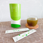 暮らしになじむ和モダン青汁🌱「boco to deco」の青汁は、滋賀県永源寺のオーガニック農園で育てられた国内唯一の有機明日葉を使用しているそうです。 一般的な青汁では捨てられていた茎と根も丸&hellip;のInstagram画像