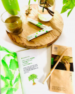 boco to deco これ、この子の名前。小文字でかわいい　読み方は　ボコとデコです。原材料はたったふたつ。明日葉とサツマイモでんぷんだそうです。明日葉と水を馴染ませる役割があるんだそうです。&hellip;のInstagram画像