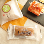 おはようございます☺️本日のおめざ🌱 一六本舗さんのお菓子　　愛媛からの手土産。生姜風味のしょうゆ餅。弾力ある柔らかい食感とねじねじ姿が私はお気に入りでした😋ひとつひとつがユーモ&hellip;のInstagram画像