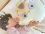 少し早めの🎁@toysrus_jp から『スクイッシュマロ』が届きました✨ふわふわ柔らかいぬいぐるみ💕渡した途端に、ひと遊びしたかと思えばすぐに気に入り、一緒にねんね💤#トイザ&hellip;のInstagram画像