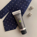 ユニセックス仕様のハンドクリーム⁡ボタニカルエッセンスイン　ハンドクリーム⁡このシックなデザイン、男性でも持ち歩ける素敵なデザインですよね⁡私の旦那さんは外での仕事なので、今の時期は乾燥&hellip;のInstagram画像