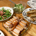 今日の晩ご飯🥢らでぃっしゅぼーやで届いた野菜をたっぷり使って晩ご飯🍚塩豚のロースト&larr;下にカボチャをひきました春菊のサラダ白ナス&しめじ軸のグリルチンゲンサイのナムル&hellip;のInstagram画像
