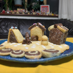 娘が作った、お菓子のお家！モニターでいただいた、お菓子のお家セットで作りました！型紙で切り抜いて、焼き上がったら屋根のパーツが無かったり、アイシングがトロトロ過ぎたりとアクシデントもありま&hellip;のInstagram画像