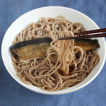 「にしんそば」このそばとは別の日に、私が作った薄口醤油のだし汁でそばを出したら夫に「これそばなの？うどん出汁じゃない？」と言われました。え？かけつゆって、出汁・薄口醤油・みりんじゃない&hellip;のInstagram画像
