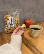 冬休み突入𓂃⛄️⁡3時のおやつはおせんべい・おかきの老舗もち吉🍘🍵今日はアーモンドを練り込んだ小粒のおかきアーモンド餅を食べたよ！私、子供の頃からもち吉大好きなんだよね🫶🏻こたつでもち吉最高&hellip;のInstagram画像