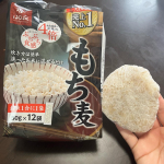 はくばく『もち麦 スタンドパック』.産後なかなか体重が落ちない時に出会ったもち麦！「もち麦ごはん」は食物繊維が玄米の4倍、白米の25倍も含まれていて白米より血糖値を上げにくい。使い方は簡単♪&hellip;のInstagram画像