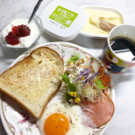 ..コレステロール95％オフ※、乳アレルギーの方でも🆗豆乳でつくったスプレッドです。※日本食品標準成分表2015年版（七訂）有塩バターと比較乳原料不使用でも濃厚豆乳を使用することで、バ&hellip;のInstagram画像