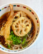天ぷらそば🌸寒い日はあったかいお蕎麦が美味しい〜🥰蓮根と海老の天ぷらをのっけて。蕎麦つゆには『つゆ正田流』を使いました。かつお節とさば節を使用しただしを合わせた香り豊か&hellip;のInstagram画像