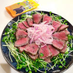 何で今までローストビーフを作らなかったんだろうと後悔する程、簡単に作れました😅💦ホシサンのデコポン！ジュレ火の国ぽん酢でローストビーフを食べたところ、柑橘の香りと酸味でさっぱり美味しく&hellip;のInstagram画像