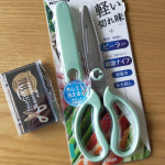 とっても使いやすいキッチンばさみに出会った〜❣PIC①プラス 『フィットカットカーブ 多機能はさみ』SC-200SWMPIC②このハサミのスゴいとこ☆ピーラーや補助ナイフにもなるよ。&hellip;のInstagram画像