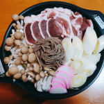 🍲おうちごはん🍲2022年最後の晩ごはんかも鍋下の方は白菜、鶏肉、鳥つみれ、揚げが隠れています😋信州産そば湯まで美味しい蕎麦の黒をかも鍋とともにいただきました！お鍋に入れる&hellip;のInstagram画像