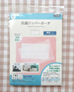 株式会社KAWAGUCHIさんの「抗菌 ジッパーポーチ 横長」をお試ししました。.抗菌剤を練りこんだ生地を使用しているポーチ。外側も内側も抗菌され衛生的！とのこと。.程よい透け感で&hellip;のInstagram画像