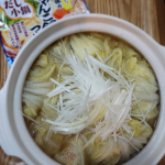 白菜がいっぱいあったので、塩ちゃんこ鍋つゆでロール白菜鍋作りました。白菜でウインナーと豚バラスライスを巻いて、とろとろになるまで煮込みました。出汁がきいて美味しいヘルシーなお鍋になりました！そ&hellip;のInstagram画像