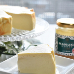 あけましておめでとうございます！今年もよろしくお願いいたします♡♡　初投稿はマヌカハニーを使った香り豊かな半熟チーズケーキ♡♡とろっとろでまろやか〜♡焼いたあとも冷やして切&hellip;のInstagram画像