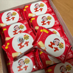 #江崎グリコ 様の#スマイルビスコ を作って見ました( ^&omega;^ )娘の写真で( ^&omega;^ )自分が写っているのに気がつき喜んでいました笑2種類写真も選べたので2つ選び&hellip;のInstagram画像