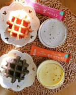 おうちカフェ小腹が空いたからワッフル⁡一緒に飲んだのは「ブレンディナチューム」☕白砂糖でなくきび糖を使用し⁡罪悪感なく飲める👌素材の甘みが感じられるラテ❣️ふわふわの泡&hellip;のInstagram画像