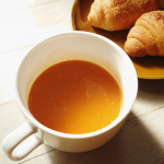 🦐フレンチレストランの味を自宅で気軽に楽しめる"オマール海老のビスク"をいただいてみました😋開封すると&hellip;海老の香りがフワ〜っと漂いました。フリーズドライ製法のスープなので、調理は熱湯140cc&hellip;のInstagram画像