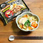 ..キンレイさんのお水がいらないシリーズにはたくさん種類があるけれどこちらの牛すきうどんは初めて食べたよ🍜牛肉、白菜、人参、白ねぎ、麩５種類の具材が入っていてまさに、すき焼きの〆といった&hellip;のInstagram画像