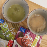 モニプラ、玉露園の梅たっぷりうめこんぶ茶、わさび風味こんぶ茶のモニター中です。最初はストレートで。粉末のときには「ふんふん、こんな香りなんだ〜」って感じだったけどお湯を注ぐとどちらも香りが&hellip;のInstagram画像