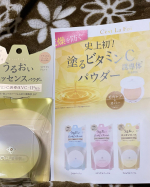 C&rsquo;est La Foi セラフォアエッセンスパウダー使ってみました✨私は日焼けやらで顔が黒めなのでナチュラルベージュ(濃い目の肌色)でした🙋&zwj;♀️塗るビタミンC 誘導体配合で塗ると　サ&hellip;のInstagram画像