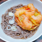 はくばくさんのそば湯まで美味しい、信州さん蕎麦 しろ・黒プレミアムを食べてみました。ちょうど年末年始だったので、かき揚げを乗せて年越しそばに。別の日に炒めたごぼうを乗せた、ごぼうそばをいただき&hellip;のInstagram画像