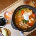 モニプラ、ピルボックスジャパンのオマール海老のビスクのモニター中です。オマール海老ビスクのひとり鍋を作りました。少し薄めに作ったスープに具材を入れてクツクツ煮て、仕上げに焼いたお餅&hellip;のInstagram画像