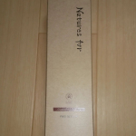 ジェルを薄めたようなテクスチャでとろっとしています。容器を傾けても1滴ずつ出てくる感じなので使用量も調節しやすいのがいいですね。保湿力もあるのでこれからの季節、こちらを肌に乗せてからきちんと蓋をすれば&hellip;のInstagram画像