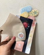 マスク生活を快適にしてくれる、アロマdeマスク冬の素敵な香りとデザインをお試ししました！ローズの華やかな香りと冬らしい雪の結晶❄️がシールのデザインでとてもおしゃれです☃️&hellip;のInstagram画像