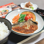 #今日のごはん オイシックスをお試しさせて頂きました🙏何が一番驚いたかというと、この人参と小松菜ですよ&hellip;‼︎🥬🥕レシピ通りにレンチンしただけの味付け無しなのに、すっごく&hellip;のInstagram画像