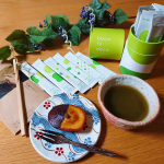 🌿おうちカフェ🌿明日葉湯とショコラオランジェフィナンシェで、癒しのひととき過ごしています🌿この明日葉は琵琶湖の東側、水と緑に恵まれた自然豊かな永源寺マルベリーさんというオーガニック農園&hellip;のInstagram画像
