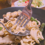 １食あたりの糖質量21.1gのパスタでヘルシーなおうちパスタ！カルボナーラの具にベーコンやパンチェッタじゃなくきのことアスパラ使ってみた。このパスタがコシあってむちっとしててだいぶ満足感ある〜&hellip;のInstagram画像