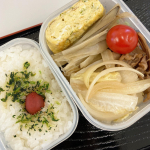#お昼ごはん 相変わらず#お弁当 です。最近お弁当作りが15分くらいになった。それはさておき、年末に「アイロンクリーナー」なるものをいただきました。接着芯などを使用すると、アイロンの滑りが悪く&hellip;のInstagram画像