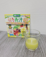 .こどもフルーツ青汁🍇1包入ってて、50mlの水で溶かす。多すぎないから子どもが飲みやすい🧸🎀体に必要なカルシウムが少量でたっぷり栄養が摂れるのはとってもうれしい𓍯&hellip;のInstagram画像