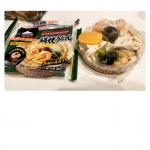 キンレイの冷食・鍋焼きうどんを作りました！おつゆまで冷凍してあって、お鍋で5,6分グツグツ温めるだけなので、最高に簡単で美味しかったです。そもそも具沢山だけど、ワカメと蒲鉾を追加しました。５歳の娘も「&hellip;のInstagram画像