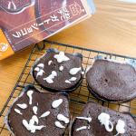 共立食品(@kyoritsu_kitchen )さまのねこプチガトーショコラ🐈&zwj;⬛子どもたちと作りました普段子どもたちとお菓子作りしたいと思っても材料を揃えてはかって、混ぜて&hellip;と考える&hellip;のInstagram画像