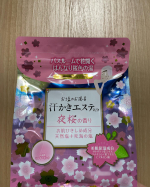 株式会社マックスさまより汗かきエステ気分　夜桜の香り　お試ししました！！こちらは、スプーンですくって入れるバスソルトで、もちろん入れる量によって発汗具合も違います🛀私は、たくさん汗&hellip;のInstagram画像