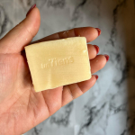 手作りオーガニック洗顔石鹸ラベンダーハニー ⁡結論から言いますと、チョーお勧めです！⁡最近は泡で洗浄する商品が多く、私も泡洗顔をしていますが、この石鹸は石鹸の成分で勝負😊するので、泡を&hellip;のInstagram画像