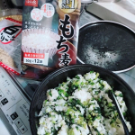 はくばくさんのもち麦生活続いてます♡特にこちらは小分けタイプだから、たまに息子が炊飯セットしてくれる時も簡単に出来るのが嬉しい！今回は青菜のもち麦入りおにぎり。もち麦入りのおにぎり、プチプチして&hellip;のInstagram画像