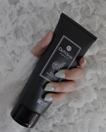 Winter skincare needs a warming cleansing gel, that smells good, removes makeup well and doesn't fee&hellip;のInstagram画像