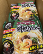 うどん大好き家族🤩ずっと気になっていたキンレイさんの『お水がいらない　鍋焼きうどん』を初めてお試ししてみました✨おつゆとうどんと具材が凍った三層構造のまま鍋に投入🔥どんな風になるのか(&hellip;のInstagram画像