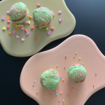 もうすぐバレンタイン🍫🤎.ジュエリーマカロンキットを共立食品さまから頂きましたので、親子でマカロン作りに初挑戦しました𓂃✊🏻♪.ジュエリーマカロン💛とにかく見た目が可愛くて😍オシャレ&hellip;のInstagram画像