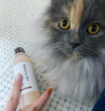 常に写りたがりな猫ですがそれよりもこのオーガニック化粧水をみて欲しい🥺ここ1週間ぐらい使い続けた結果もちもちお肌になって冬なのに保湿感がすごい🥹最近はお顔だけじゃなくて全身に使&hellip;のInstagram画像