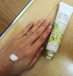 ハリーハリー大人のハンドクリームを頂きました✨乾燥や加齢で目立ってきた指年齢に着目した商品で白いクリームがしっとりさらっと手と爪をコーティングしてくれてこの冬にピッ&hellip;のInstagram画像