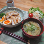 .和風ラーメンの次の日には #鶏チャーシュー の残りで #鶏チャーシュー丼 に🍜ごはん、もやし、鶏チャーシュー、半熟味玉、そして、残ったチャーシューのタレをちょろっと😆チャーシュー&hellip;のInstagram画像