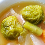 #野菜をMOTTO #カレー #新発売 #monipla #monmarche_fanデカイ芽キャベツごろごろのポトフ。温まるからマイウー♪のInstagram画像