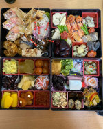 2023年あけましておめでとうございます今年もたくさん楽しいことがありますようにやっぱり実家のご飯が一番！！今年はフグ刺でした！毎年、お兄ちゃんのおせち干し柿の中にバタ&hellip;のInstagram画像
