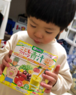 はなかっぱにテンション上がったともくん(*≧艸≦)まぜまぜが楽しいみたいです❤️#スクスクのっぽくん #こどもフルーツ青汁 #野菜嫌い #ビタミンD #成長応援 #乳酸菌 #はなかっぱ #青汁&hellip;のInstagram画像