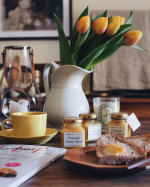 黄色い食卓レモンカードをパンに塗って朝ごはん🍴尾道市瀬戸田の小河農園の低農薬栽培された完熟レモンに、広島県産の無塩バター、徳島県産の和三盆を使ったこだわりのレモンカード🍋甘すぎず、レモ&hellip;のInstagram画像